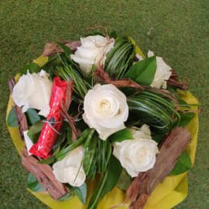 bouquet rond de 6 roses gros boutons blanche et sa barre de chocolat