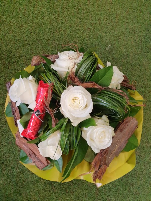 bouquet rond de 6 roses gros boutons blanche et sa barre de chocolat