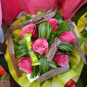 Bouquet rond de 6 roses gros boutons fushia et sa barre de chocolat
