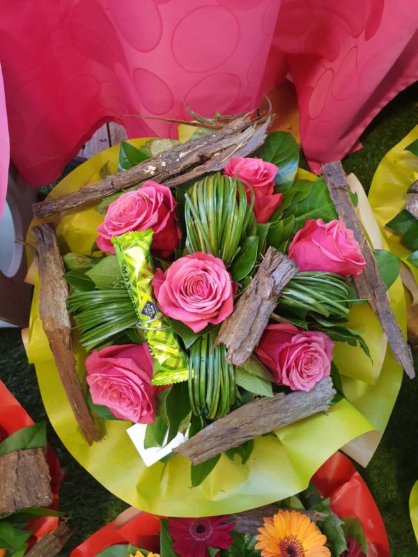 Bouquet rond de 6 roses gros boutons fushia et sa barre de chocolat