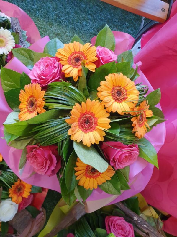 Bouquet rond varié ton fushia et orange