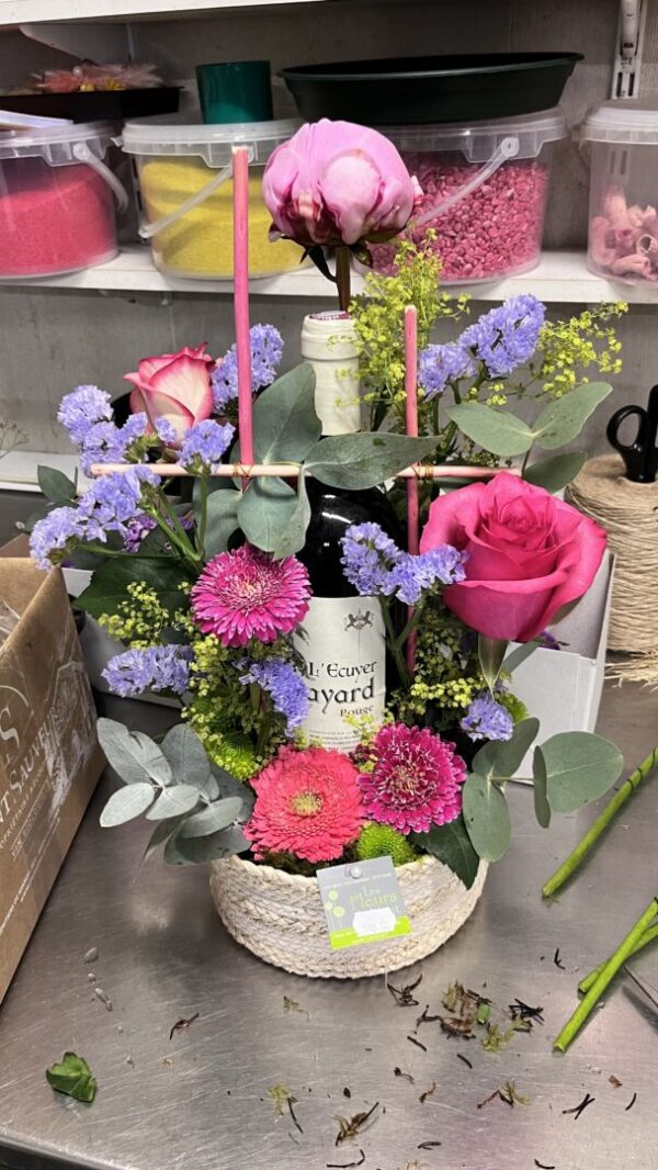 Composition fleurs et vin – Image 2